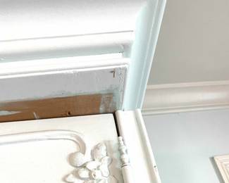 It separates in to (4) pieces – a base, topper, and two cabinets one of which has a built in, shell mirror.