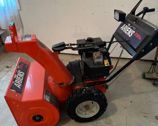 Ariens ST824 le snowblower