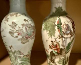 A Chinese famille verte vase, one of which with Qianlong mark, 19th/20th C.