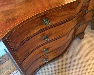 Circa 1880s Georgian serpentine front inlay mahogany chest