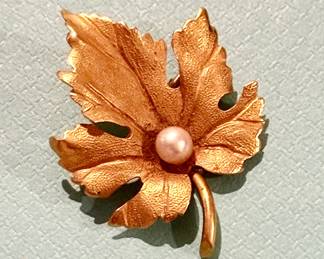 Beating gold maple leaf and pearl brooch
$400
