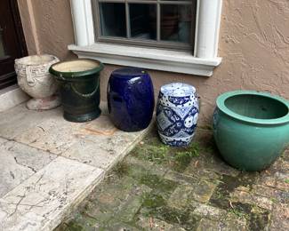 2 Garden seats ,2 Ceramic pots, 1 Concrete