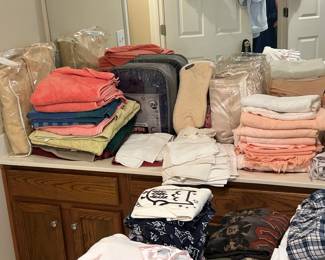 Linens - Blankets, Quilts, Sheets and Towels