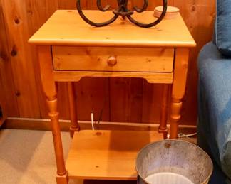 Pine Sidetable