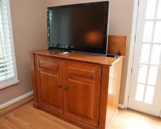 Entertainment Center, TV Retracts