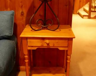 Pine Sidetable