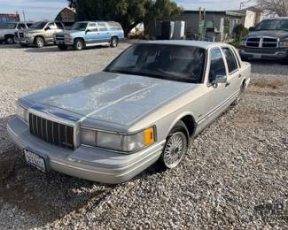 375 1992 Lincoln Town Car