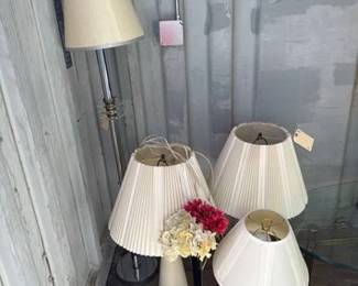 7548 4 Lamps 1 Vase with Faux Flowers