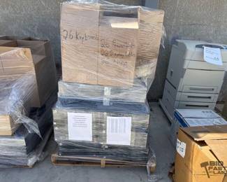 2604 26 HP Computers with Keyboards, Cables, Mice, and 21 Monitors