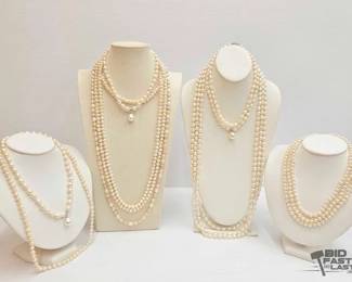 1028 12 Pearl Necklaces, 637g