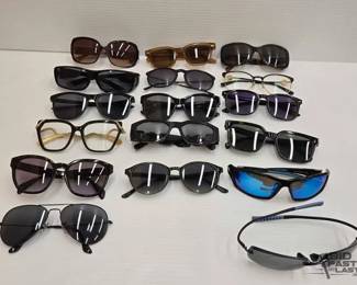 1900 17 Pairs of Sunglasses