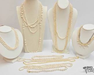 1030 19 Pearl Necklaces, 576g