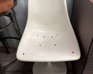 7502 Fiberglass Tulip Swivel Chair