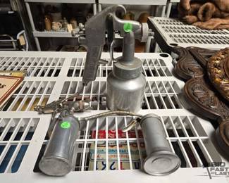 2202 2 Paint Sprayers and 1 Pump Oiler
