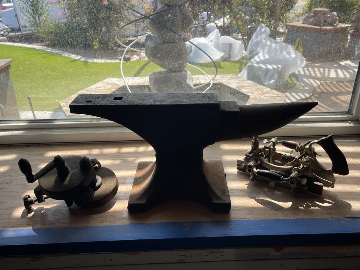 Queen Anne anvil weight aprox 125 lbs