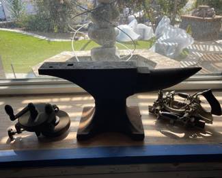 Queen Anne anvil weight aprox 125 lbs