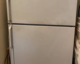 Garage fridge - needs cleaning -!priced to move