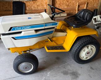 A fantastic International Cub Cadet 1450 Hydrostatic riding lawnmower! Vintage, but sweet!