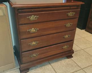 Solid wood chest of drawers