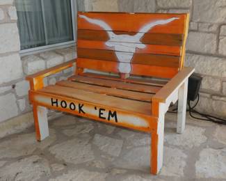 Hook-Em bench