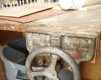 Rolling workbench with vise