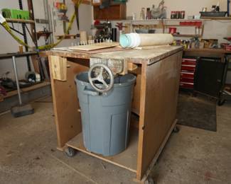 Rolling workbench with vise