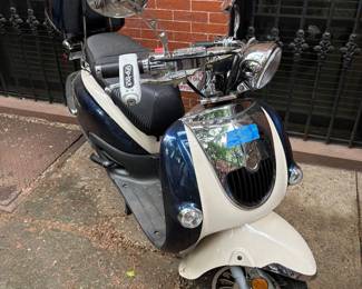 Fun Scooter.
Original Owner.
1 Year Old
670 Miles On Odometer
Oil Change Every 150 Miles
Comes With Grip Lock And Cover
$1,500.00