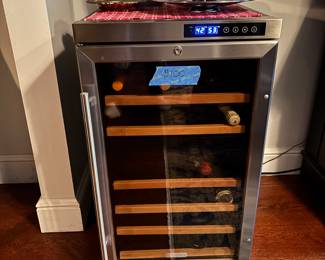 Wine Fridge
Dual Temp
Holds 36 Bottles
$100