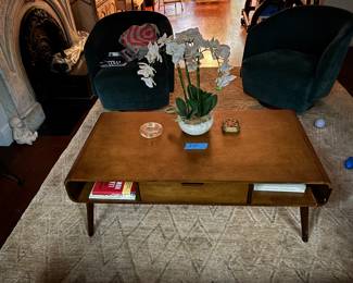 Beautiful Vintage Style Coffee Table.
Multiple Storage Drawers On Both Sides
$150