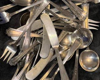 689 grams of sterling silver. Will not part out, must purchase entire package.