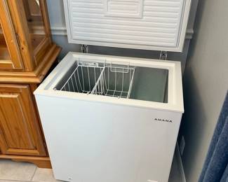 Amana 5.3 cu ft Deep Freezer
Excellent working condition.
30” x 22” x 32” tall
Must be able to move and load yourself.