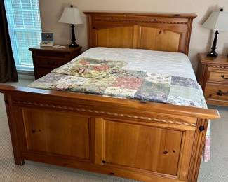 Bassett Queen Size Bedframe
**MATTRESS AND BOXSPRING NOT INCLUDED!**
Overall good condition with some wear in a few places.
Must be able to move and load yourself.