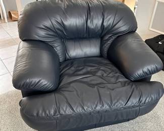 Dark Navy Blue Leather Sofa & Chair Set
All pieces in excellent condition.
Must be able to move and load yourself
Couch measures: 7’ long x 3’ deep x 16” tall to seat, 33” tall to back
Loveseat measures: 64” long x 3’ deep x 16” tall to seat, 33” tall to back
Chairs measures: 45” across x 3’ deep x 16” tall to seat, 33” tall to back