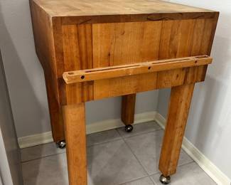 Butcher Block Island
Needs a little TLC but overall in good condition.
**HOLLOW!
2’ x 2’ x 34” tall
Must be able to move and load yourself.