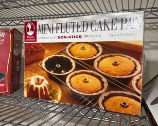 Mini fluted cake pan in box 