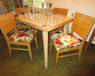 Mid Century Modern dining table and chairs, dig the fabric seats!!!