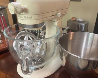 Kitchen Aid Mixer w/accessories 