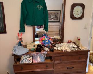 Beautiful solid wood dresser w/mirror