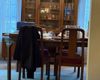 Davis Furniture Co Ding set, 2 armchairs, 4 armless, 2 leaf's and pads included. Also matching china cabinet!