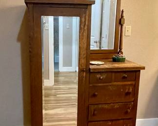 ANTIQUE CHIFFEROBE