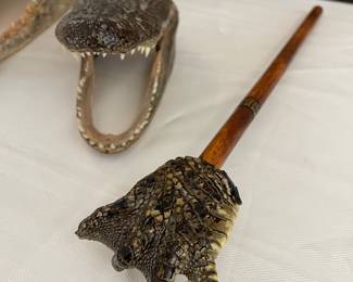 Alligator head and back scratcher