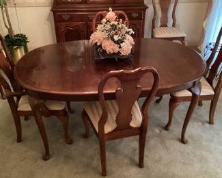 Dining Room Table and 6 Chairs