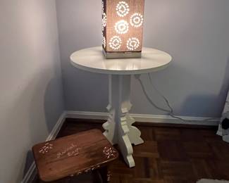 White Round Accent Table and Black Cutout Design Table Lamp