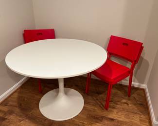White Tulip Side Table & four stackable red plastic chairs