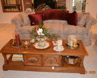 High quality coffee table
Lovely couch in pristine condition