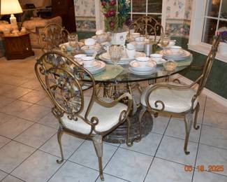 Iron and glass breakfast table with pedestal base