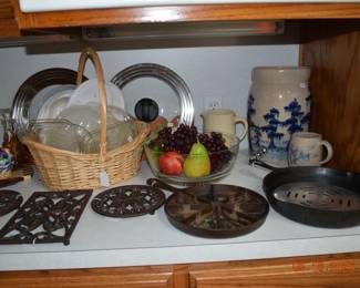 Vintage Marshall Pottery
Iron cornbread pan