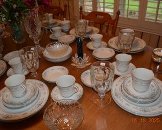 Diane Fine Porcelain China
Crystal
Glassware