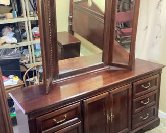 5 PIECE FURNITURELAND SOUTH BEDROOM SUITE, QUEEN POST BED, 2 NIGHTSTANDS, DRESSER & MIRROR