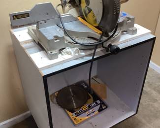 DEWALT COMPOUND MITER SAW & WORK TABLE
